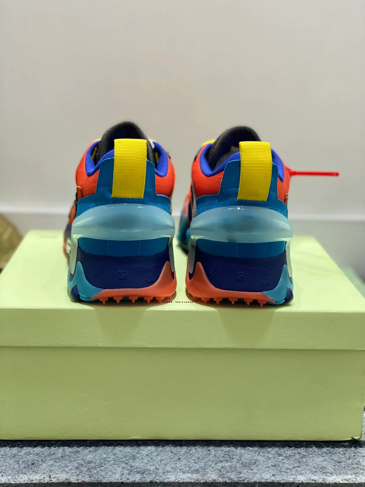 Men's shoes 💰640🌼【New】High-end boutique-OFF-WHITE x Air Jordan】1 The joint shoe design has been highly concerned by everyone. The new shoes are shown in the popular Chicago bull white and yellow LOGO color scheme. The shoe body is made of cowhide stitching and other materials. In addition to the X hidden on the inside of the leather, the oversized Swoosh, OFF-WHITE for Nike, and Air Jordan 1Birth information and the word AIR are displayed on both sides of the shoe, and OFF-WHITE's iconic details can be seen on the TPU sole and insole. You can choose a pair if you like the style. Size: 38-45 (45 customized
